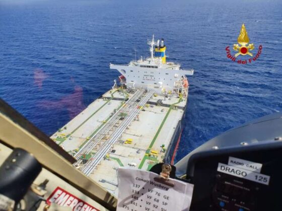 Il soccorso dei Vigili del fuoco su una petroliera a Genova