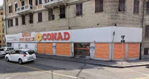 Marassi, ruba alla Conad e colpisce con una bottiglia una cliente: arrestato