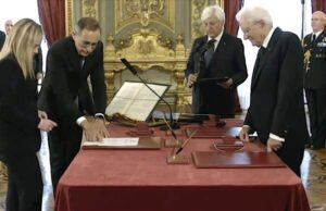 La Meloni e i ministri hanno giurato al Quirinale | Video La Meloni e i ministri hanno giurato al Quirinale