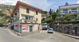 Tragedia a Pieve Ligure, donna in scooter contro guardrail
