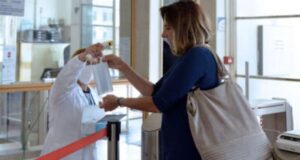 Addio mascherine su mezzi pubblici, al 31 ottobre per ospedali ed rsa