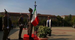 La Taurinense riceve la bandiera di guerra del 1° Reggimento Alpini