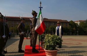 La Taurinense riceve la bandiera di guerra del 1° Reggimento Alpini La Taurinense riceve la bandiera di guerra del 1° Reggimento Alpini