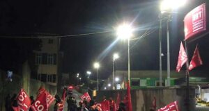 Manifestazione notturna per i lavoratori di BRT in via Perrone