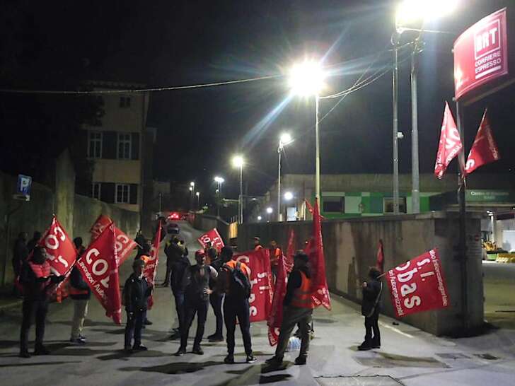 Manifestazione notturna per i lavoratori di BRT in via Perrone