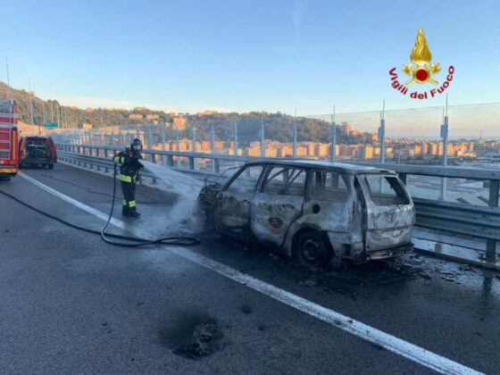Auto a fuoco sul ponte san Giorgio: fiamme spente dai VVF