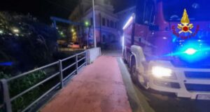 Albisola, a fuoco dormitorio. Due i feriti: uno si è lanciato dalla finestra