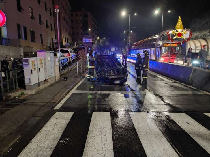 Incidente in corso Europa, auto si cappotta, donna salvata dai VVF