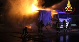 Taggia, camion a fuoco Incendio in un deposito