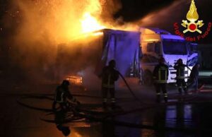 Taggia, camion a fuoco Incendio in un deposito Taggia, camion a fuoco Incendio in un deposito