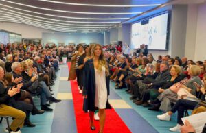 40 donne e uomini delle Forze dell’ordine sfilano per beneficenza 40 donne e uomini delle forze dell'ordine sfilano per beneficenza, un grande successo di pubblico al Terminal Crociere