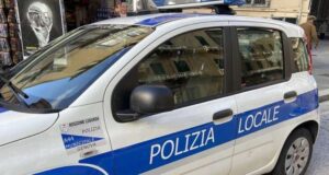 Autocarro incastrato in voltino ferroviario, via San Quirico chiusa