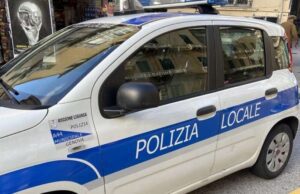 Polizia locale trova autista bus scolaresca con tasso alcolemico alto Auto contro albero, il guidatore abbandona l’auto