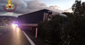 A10, all’alba nell’Imperiese tir finisce contro spartitraffico