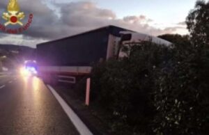 A10, all’alba nell’Imperiese Tir finisce contro spartitraffico A10, all’alba nell’Imperiese tir finisce contro spartitraffico