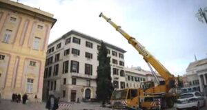 E’ arrivato l’albero di Natale a De Ferrari