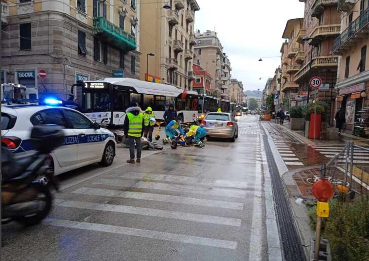 Brutto incidente in via Cornigliano, scooter a terra