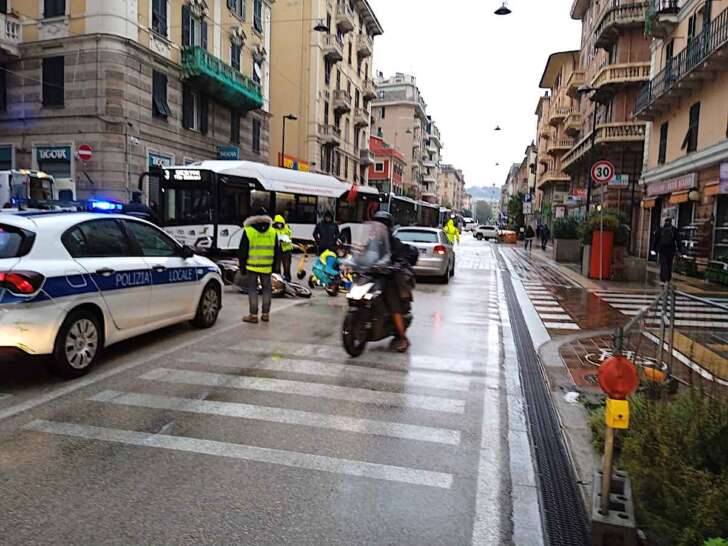 Brutto incidente in via Cornigliano, scooter a terra