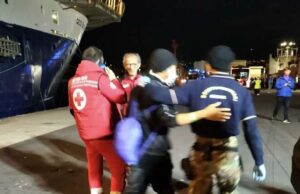 Tutti giù per terra: Governo Meloni beffato dalle Ong. Una sola nave di migranti a Marsiglia