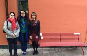 Struppa e Acquedotto, inaugurate due panchine rosse Struppa e Acquedotto, inaugurate due panchine rosse