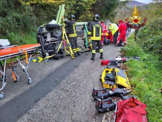 Mezzanego, auto fuori controllo finisce la sua corsa sul fianco