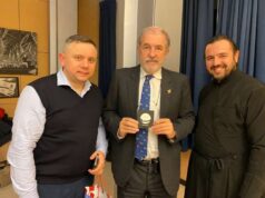 Braccialetto ucraino per il sindaco Bucci Braccialetto ucraino per il Sindaco Bucci realizzato con l'acciaio dell'ultimo lotto dello stabilimento di Mariupol