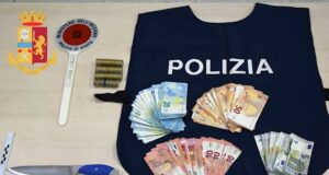 Fratelli simulano rapina in sala scommesse: incastrati dalla polizia