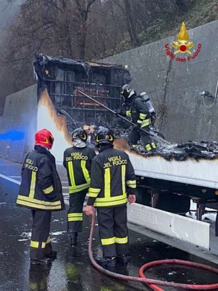 A26 | A fuoco camion, fiamme spente dai VVF