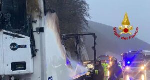 A26 | A fuoco camion, fiamme spente dai VVF