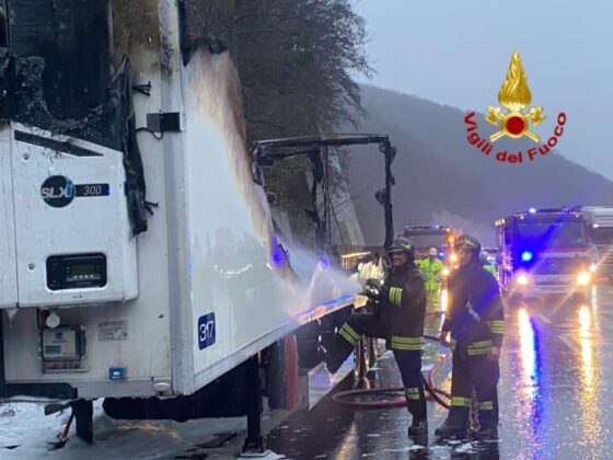 A26 | A fuoco camion, fiamme spente dai VVF