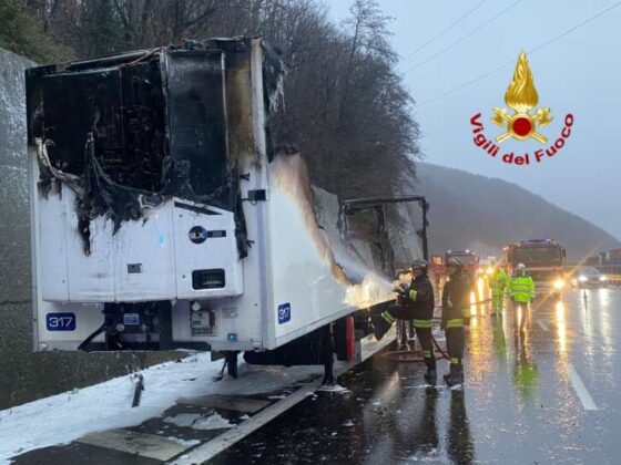 A26 | A fuoco camion, fiamme spente dai VVF