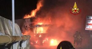 A7, intervento in forze per i VVF per l’incendio di un tir