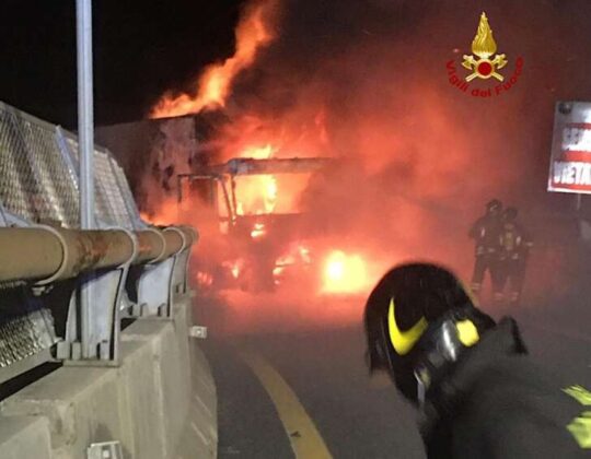 A7, intervento in forze per i VVF per l’incendio di un tir