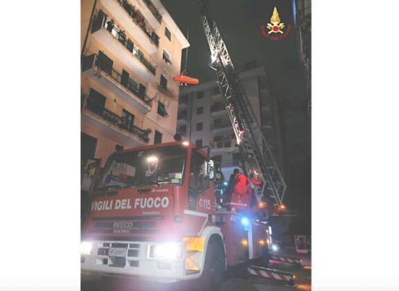 I vigili del fuoco utilizzano autoscala per un trasporto ospedaliero