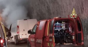 Furgone a fuoco in A7, l’intervento dei vigili del fuoco