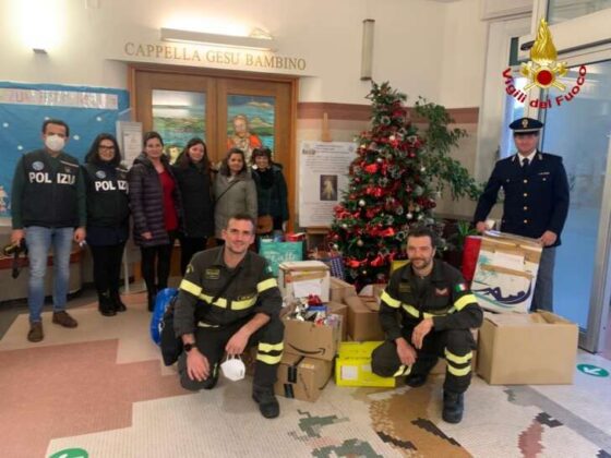 Christmaspresent, vigili del fuoco e polizia in visita al Gaslini