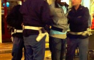 Picchia con violenza inaudita e rapina turisti in centro a Genova: marocchino arrestato polizia arresto generica migranti