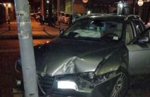 Ceriale, uomo sbatte con l’auto conto un palo e scappa