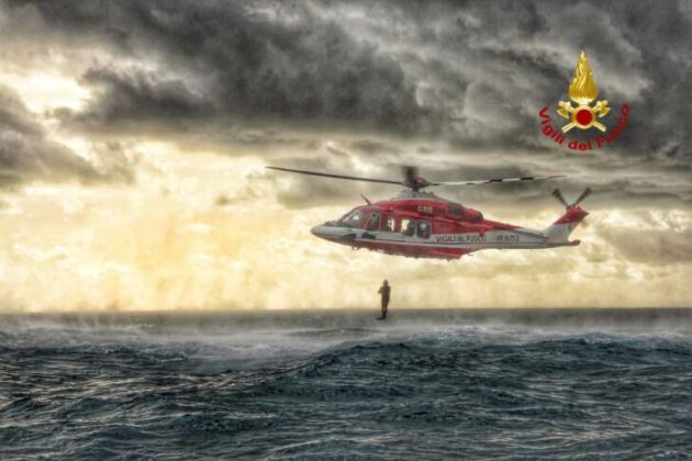 Esercitazione VVF per il recupero in mare con elicottero