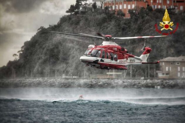 Addestramento VVF per il recupero in mare con elicottero
