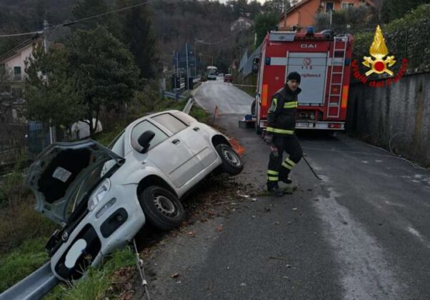 Sant’Olcese, rimane in bilico su un Guard Rail: salvato dai VVF