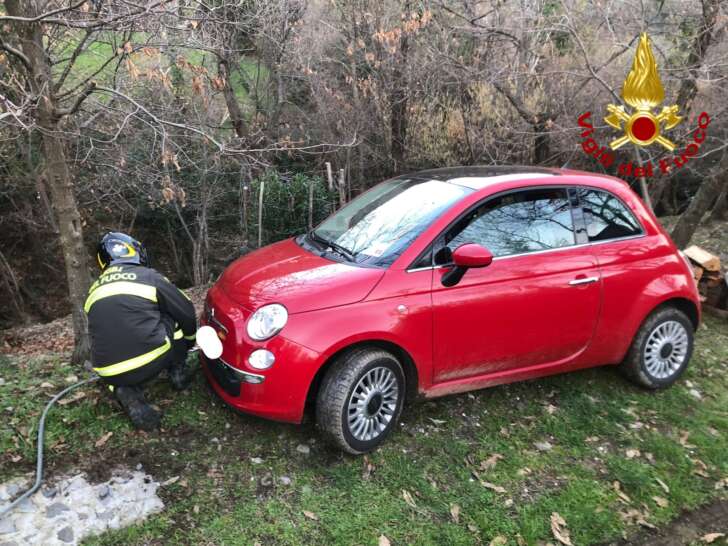 Uscio, auto in bilico su una scarpata: intervengono i VVF