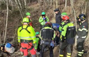 Finale Ligure, biker cade: soccorso con l’elicottero dai VVF Finale Ligure, biker cade: soccorso con l’elicottero dai VVF