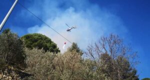 Brutto incendio sulla collina di Alassio in località Madonna della Guardia generato da un falò di sterpaglie sfuggito al controllo