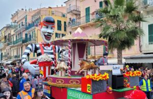 CarnevaLöa, il carro Il carosello dei bambini vince il Palio dei Borghi a Loano Loano