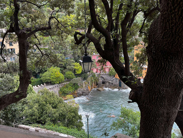 La Passeggiata dei Baci, che unisce Santa Margherita Ligure a Portofino, scorci di rara bellezza in ogni stagione dell’anno