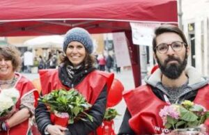 Loano, in piazza Rocca le gardenie di Aism che aiutano la ricerca Loano, in piazza Rocca le gardenie di Aism che aiutano la ricerca
