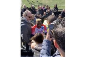 La segnalazione | Pallonata di Osimhen a tifosa Spezia La segnalazione | Pallonata di Osimhen a tifosa Spezia