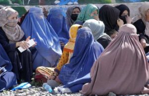 Save the Children, donne afghane tagliate fuori dagli aiuti a seguito del divieto dei talebani per le lavoratrici delle ONG