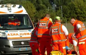 Loano, auto sbatte a terra madre e figlio sull’Aurelia
